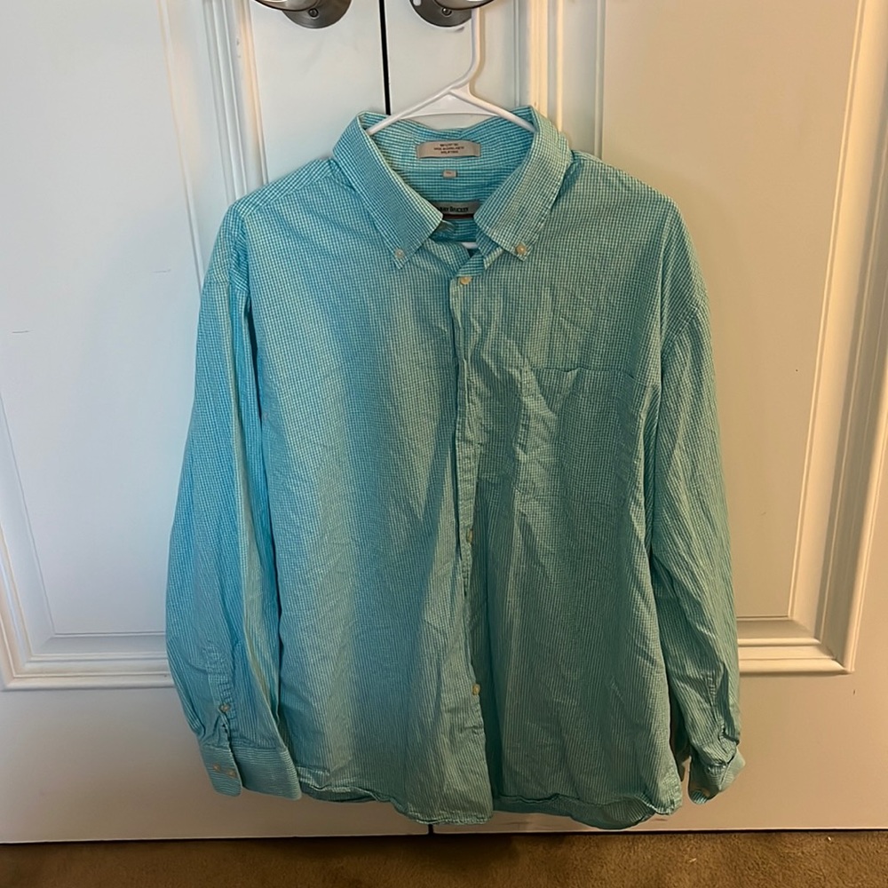 Large mens casual button down shirt. 100% cotton.